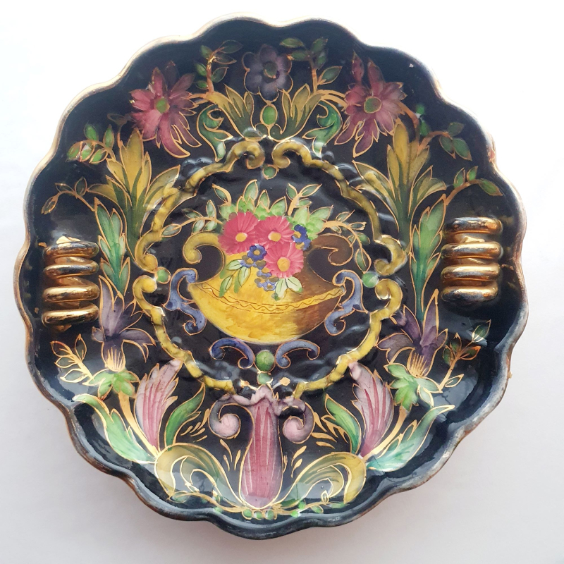 Zwart met goudkleurige schaal